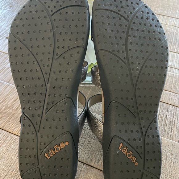 Taos Sandles, Style is Prize 3, color pewter, size 11 - Picture 3 of 4